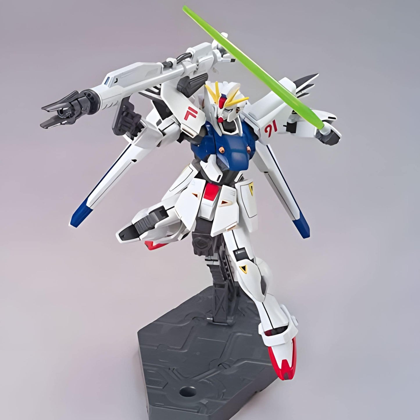 Maqueta de Gundam F91 HGUC a escala 1/144 de Bandai